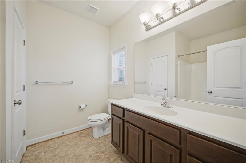 Photo 14 of 26 residential for sale in Chesapeake virginia