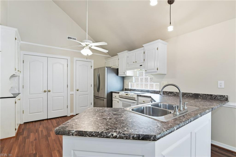 Photo 12 of 46 residential for sale in Chesapeake virginia
