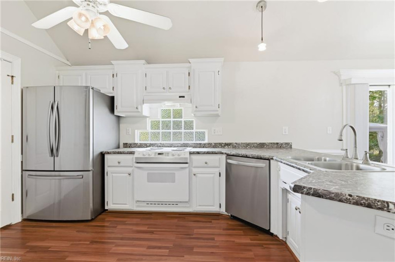Photo 13 of 46 residential for sale in Chesapeake virginia