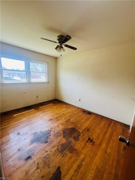 Photo 11 of 14 residential for sale in Hampton virginia