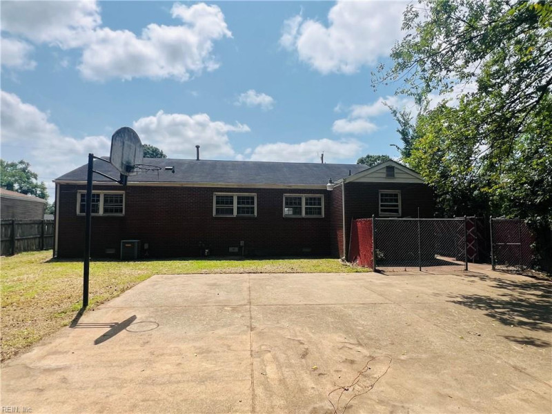 Photo 3 of 14 residential for sale in Hampton virginia
