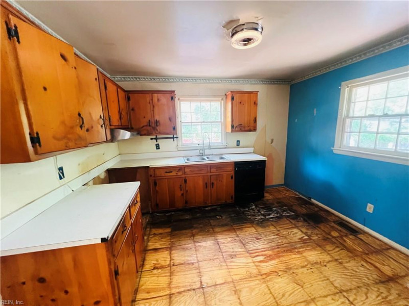 Photo 6 of 14 residential for sale in Hampton virginia