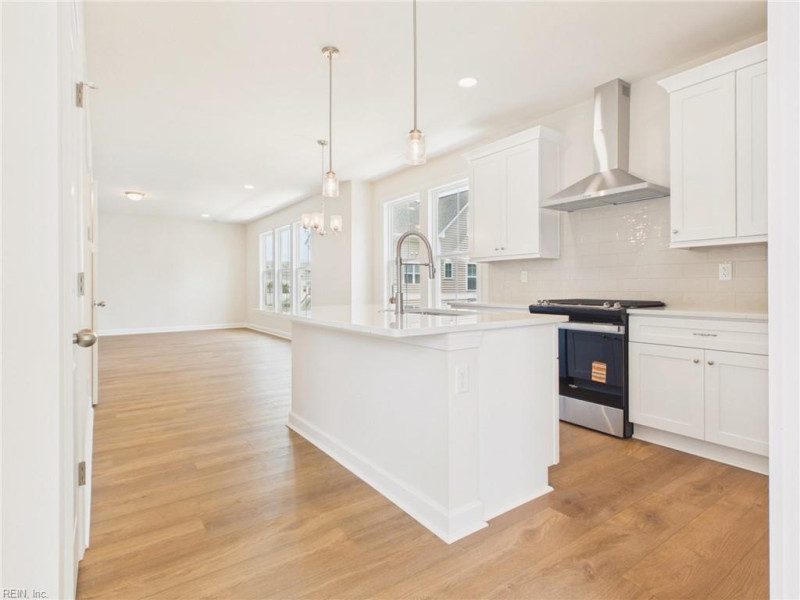Photo 4 of 34 residential for sale in Virginia Beach virginia