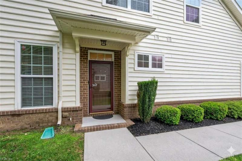 Photo 3 of 37 residential for sale in Chesapeake virginia