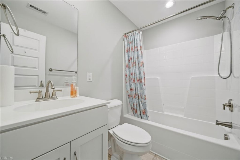 Photo 16 of 34 residential for sale in Poquoson virginia