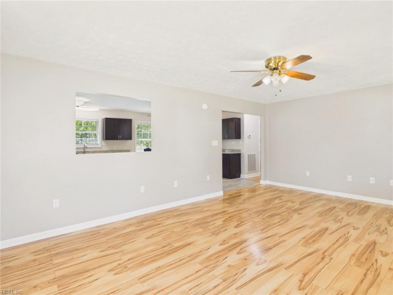 Photo 4 of 22 residential for sale in York County virginia