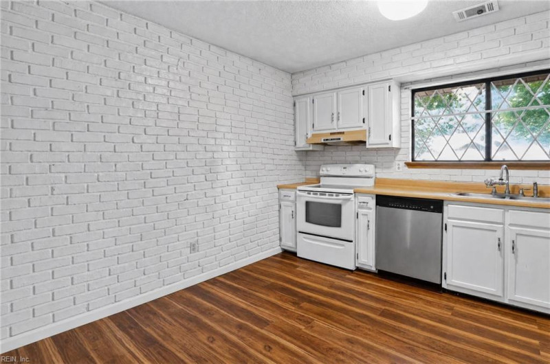 Photo 10 of 31 residential for sale in Newport News virginia