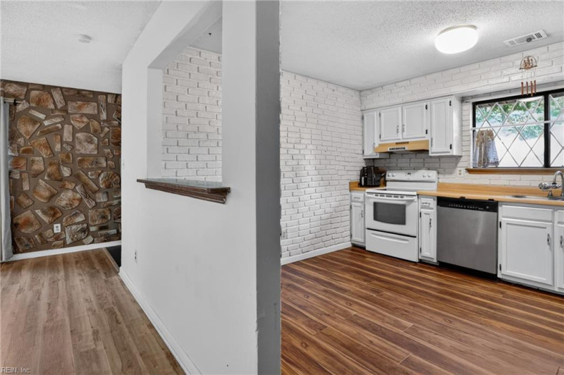 Photo 9 of 31 residential for sale in Newport News virginia