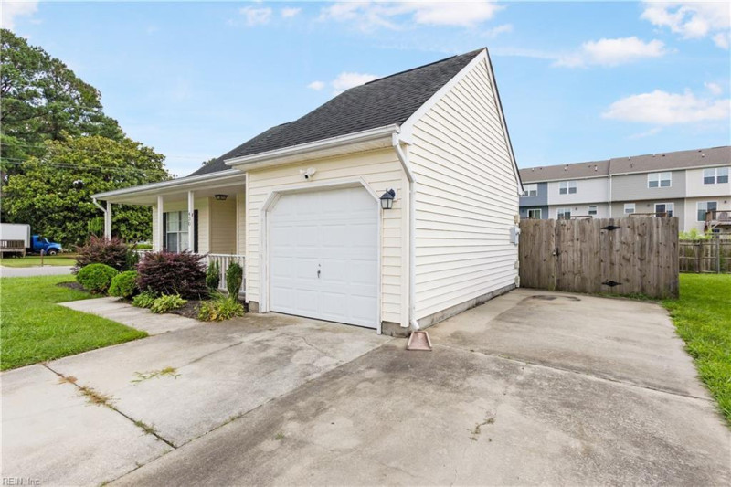 Photo 3 of 21 residential for sale in Suffolk virginia