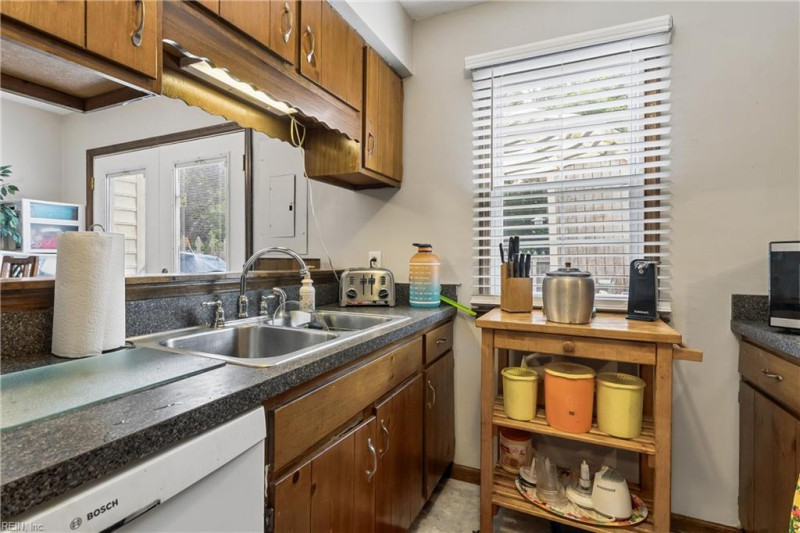 Photo 10 of 30 residential for sale in Chesapeake virginia