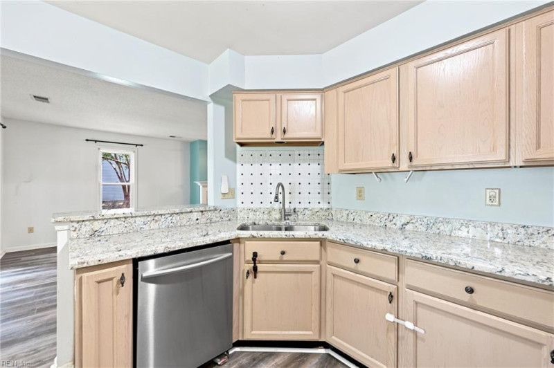 Photo 13 of 32 residential for sale in Chesapeake virginia
