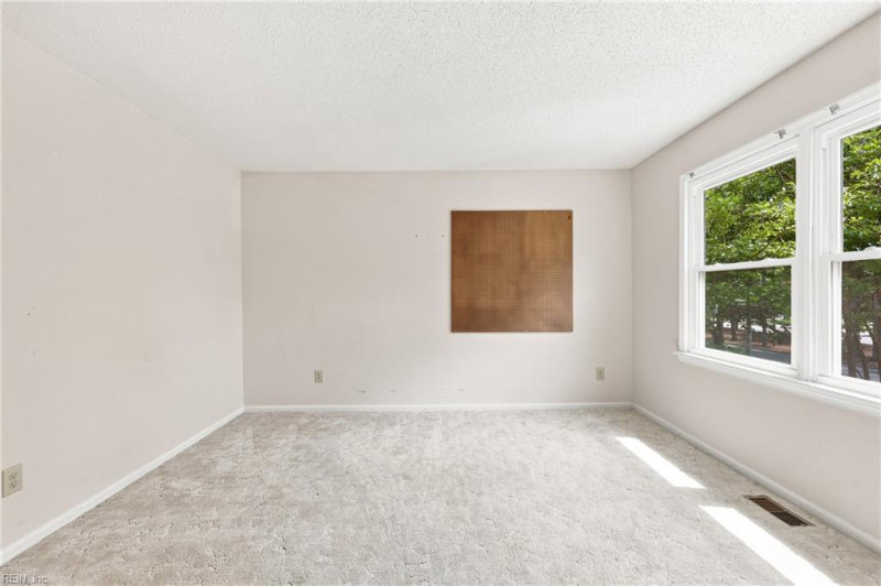 Photo 23 of 32 residential for sale in Chesapeake virginia