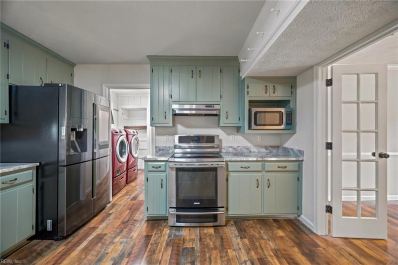 Photo 13 of 38 residential for sale in Hampton virginia
