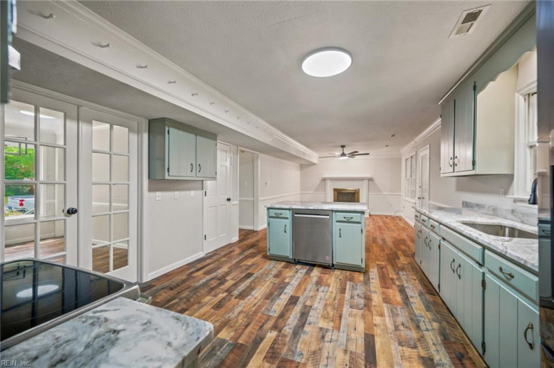 Photo 14 of 38 residential for sale in Hampton virginia
