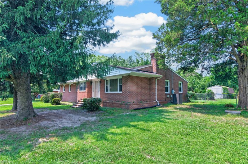 Photo 3 of 38 residential for sale in James City County virginia