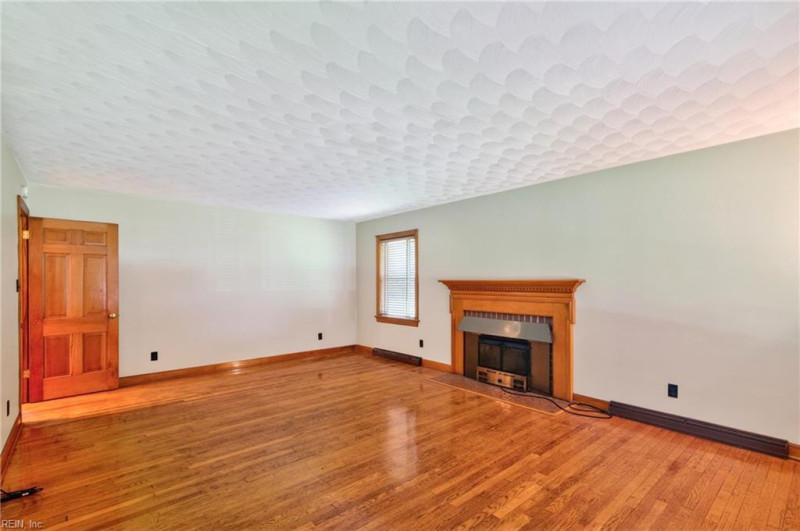 Photo 7 of 38 residential for sale in James City County virginia