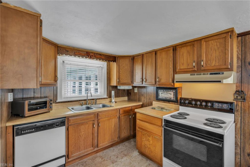 Photo 14 of 28 residential for sale in Chesapeake virginia