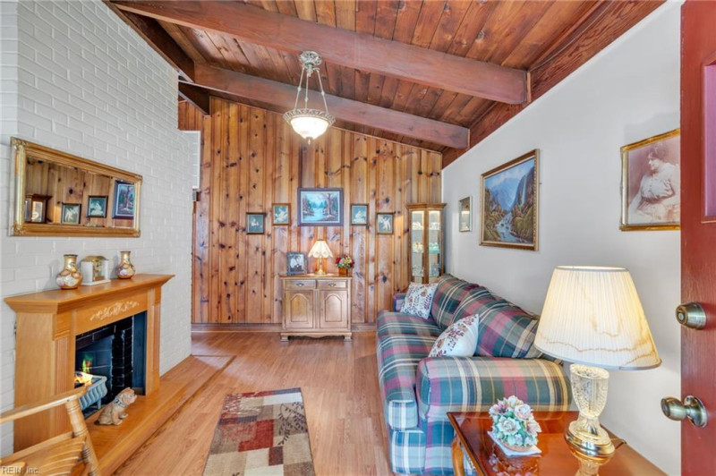 Photo 5 of 28 residential for sale in Chesapeake virginia