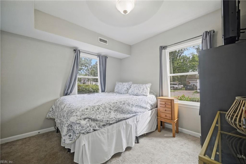 Photo 13 of 33 residential for sale in Portsmouth virginia