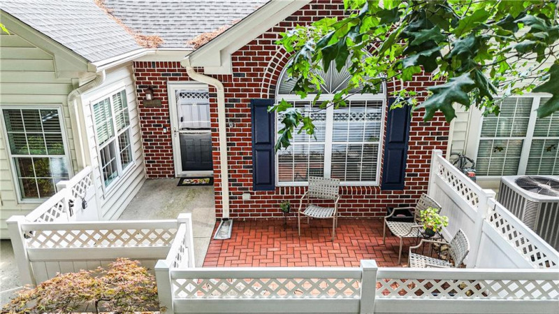 Photo 4 of 40 residential for sale in York County virginia