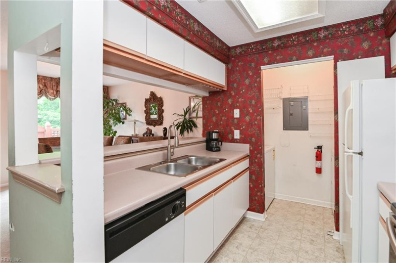 Photo 16 of 48 residential for sale in Portsmouth virginia