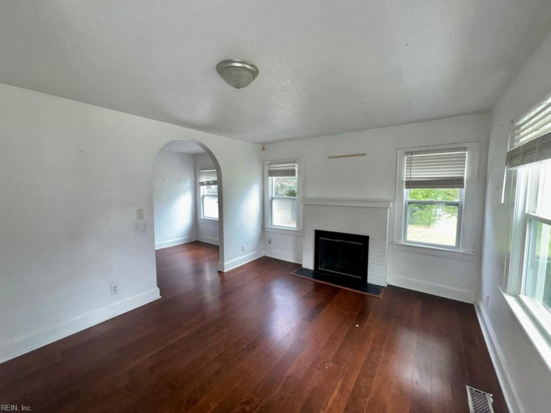 Photo 3 of 17 residential for sale in Portsmouth virginia