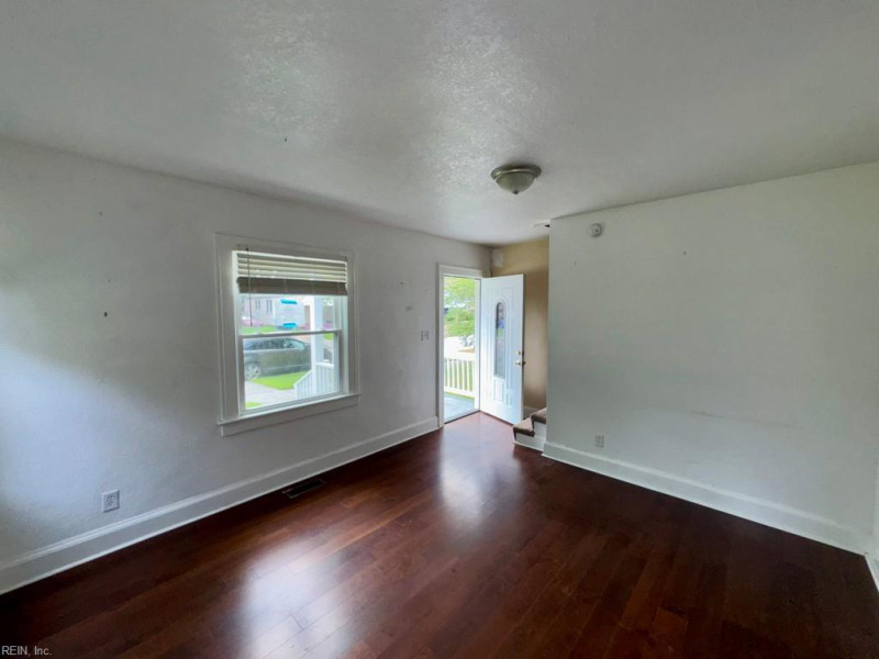Photo 4 of 17 residential for sale in Portsmouth virginia