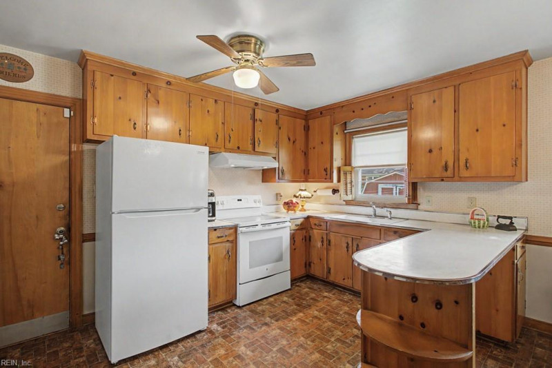 Photo 13 of 25 residential for sale in Hampton virginia