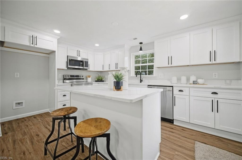 Photo 11 of 36 residential for sale in Hampton virginia