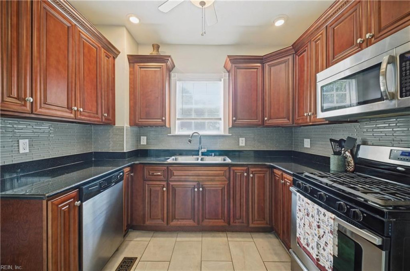 Photo 18 of 49 residential for sale in Portsmouth virginia