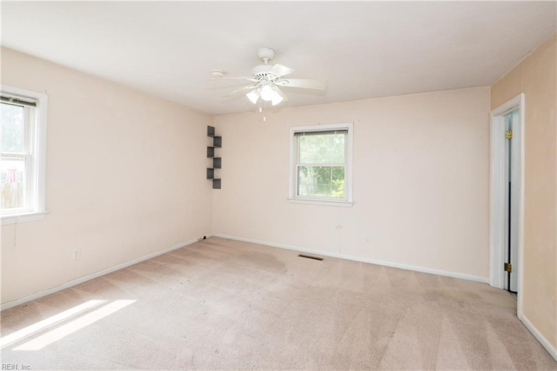 Photo 13 of 34 residential for sale in Hampton virginia