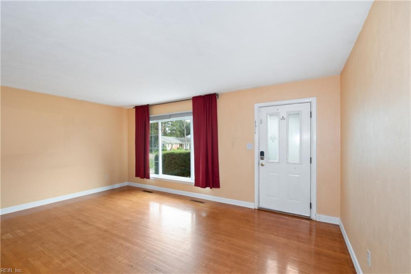 Photo 4 of 34 residential for sale in Hampton virginia