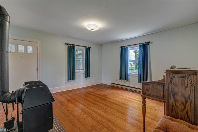 Photo 14 of 47 residential for sale in Gloucester County virginia