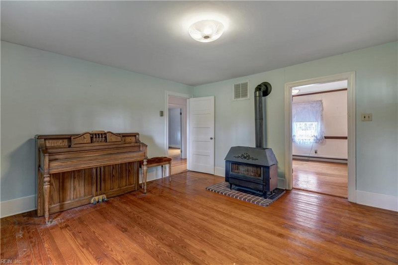Photo 15 of 47 residential for sale in Gloucester County virginia
