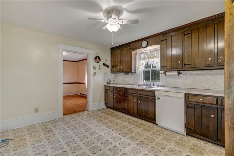 Photo 20 of 47 residential for sale in Gloucester County virginia