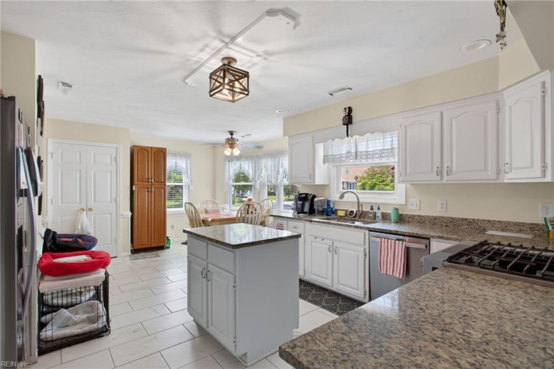 Photo 10 of 31 residential for sale in Chesapeake virginia