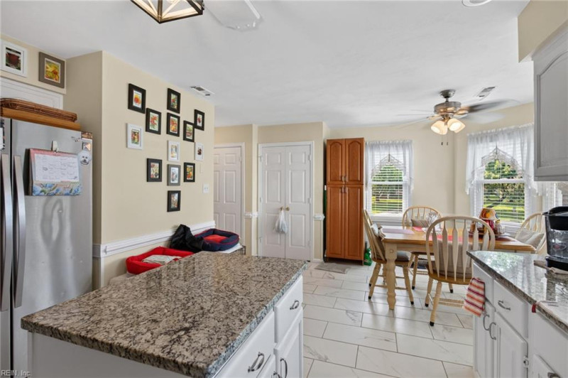 Photo 11 of 31 residential for sale in Chesapeake virginia