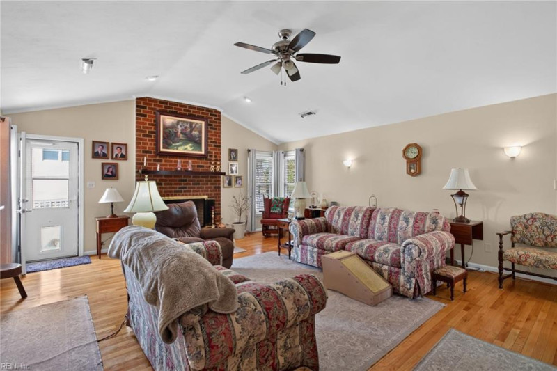 Photo 5 of 31 residential for sale in Chesapeake virginia