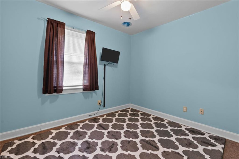 Photo 17 of 31 residential for sale in York County virginia