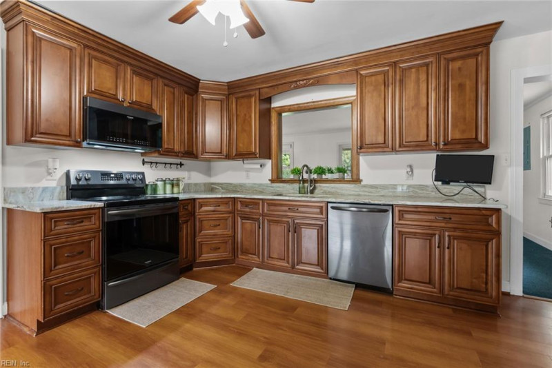 Photo 7 of 31 residential for sale in York County virginia