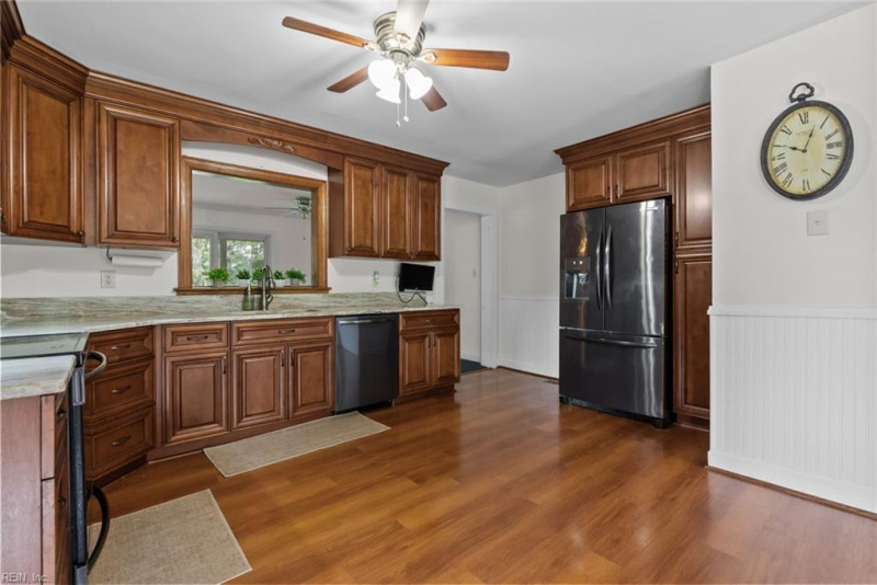 Photo 8 of 31 residential for sale in York County virginia