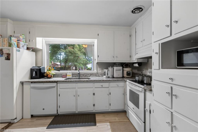 Photo 7 of 23 residential for sale in Hampton virginia