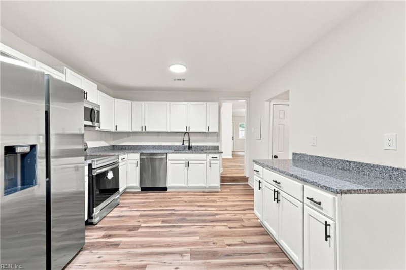 Photo 10 of 41 residential for sale in Chesapeake virginia