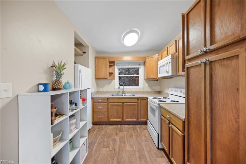 Photo 7 of 22 residential for sale in Chesapeake virginia