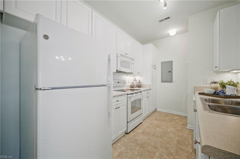 Photo 10 of 34 residential for sale in Virginia Beach virginia