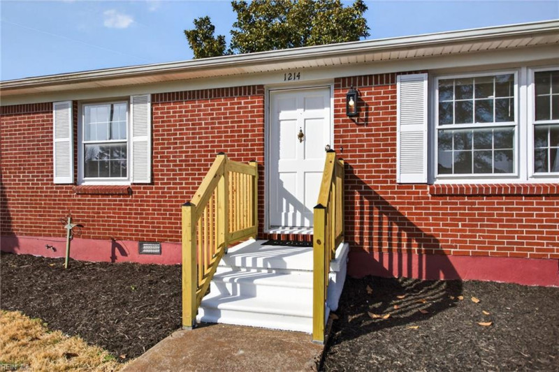Photo 3 of 32 residential for sale in Portsmouth virginia