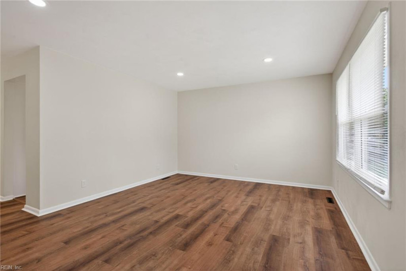 Photo 4 of 32 residential for sale in Portsmouth virginia
