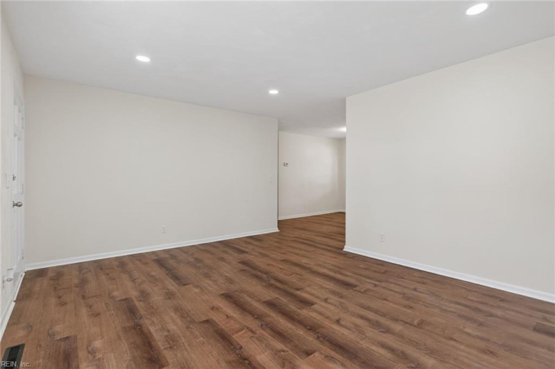 Photo 5 of 32 residential for sale in Portsmouth virginia