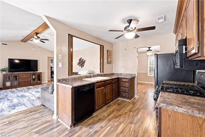 Photo 14 of 35 residential for sale in Virginia Beach virginia