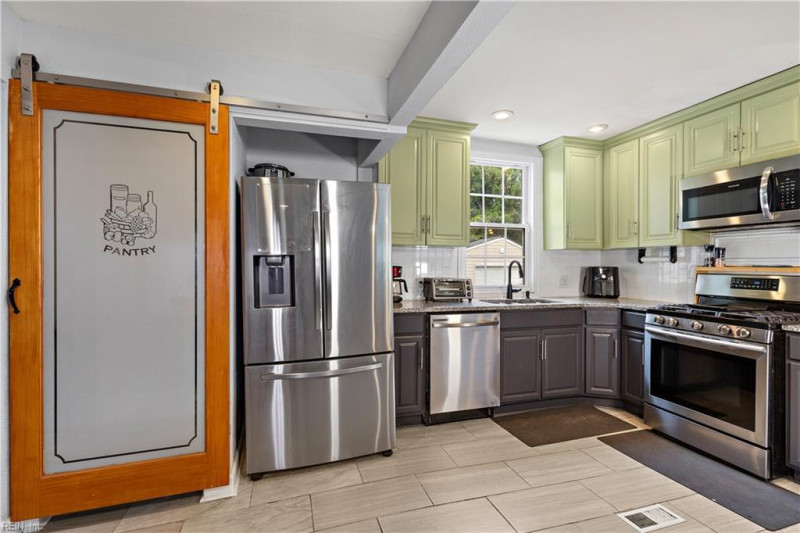 Photo 11 of 27 residential for sale in Portsmouth virginia